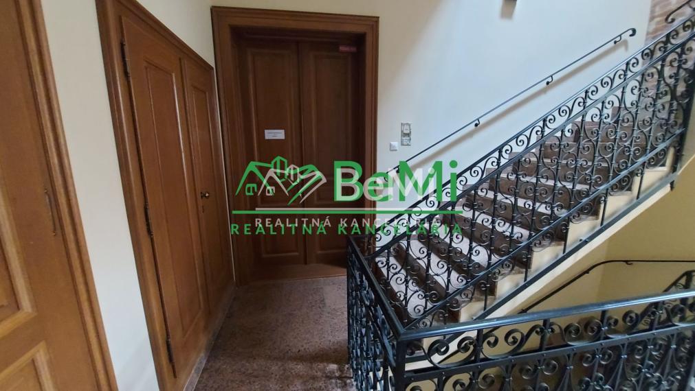 Prenájom 4 kancelárie Nitra, Štefánikova tr. (218-26-JUF)