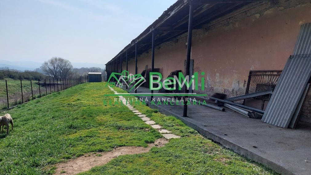 Na predaj pozemok s hospodárskou budovou meste Topoľčany