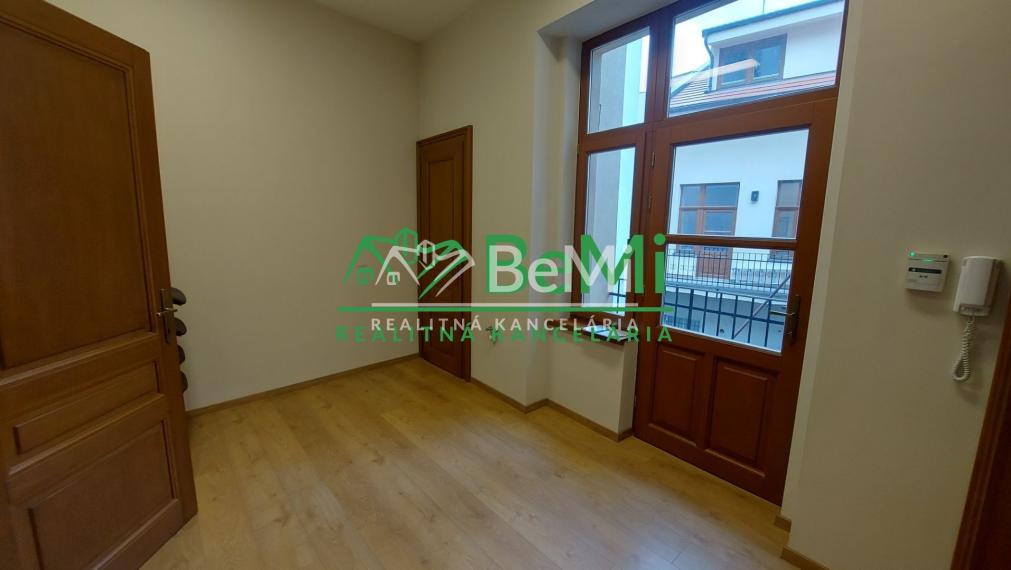 Prenájom 4 kancelárie Nitra, Štefánikova tr. (218-26-JUF)