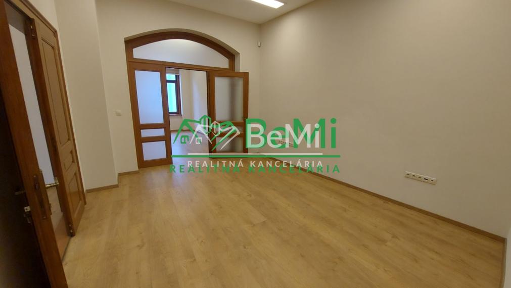 Prenájom 4 kancelárie Nitra, Štefánikova tr. (218-26-JUF)