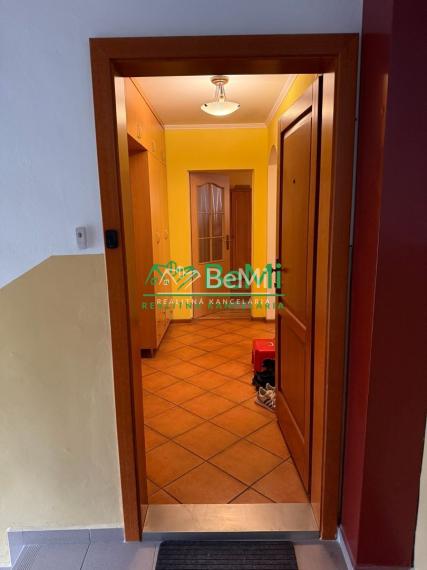 Predaný 3 izbovy byt s logiou na Komenského ulici na predaj