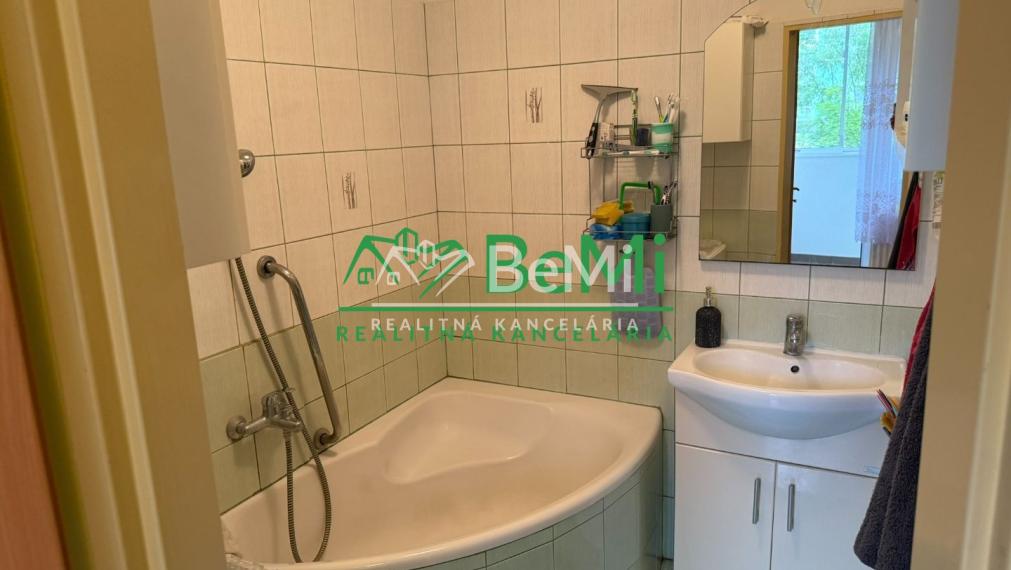 Predaný 3 izbovy byt s logiou na Komenského ulici na predaj