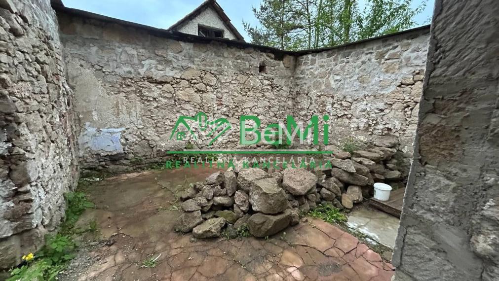 Čarovný pozemok s múrmi pôvodného domu, Sebedín