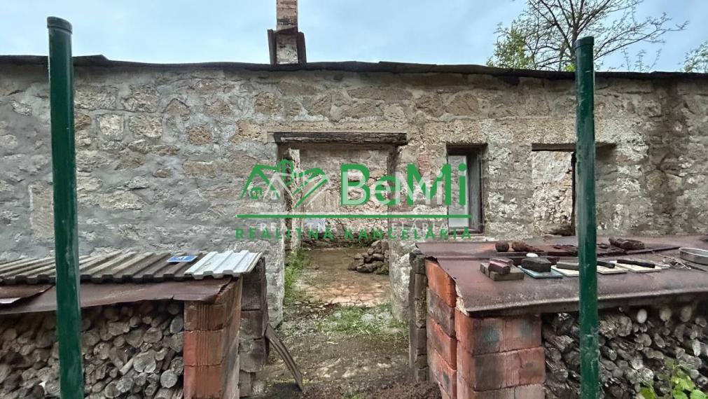 Čarovný pozemok s múrmi pôvodného domu, Sebedín