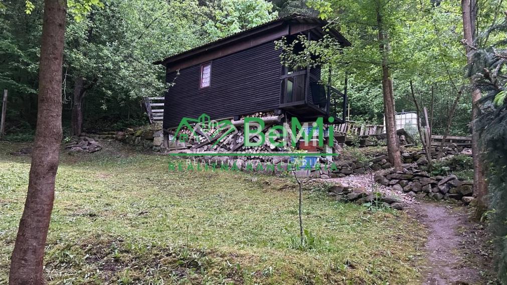 Čarovný pozemok s múrmi pôvodného domu, Sebedín