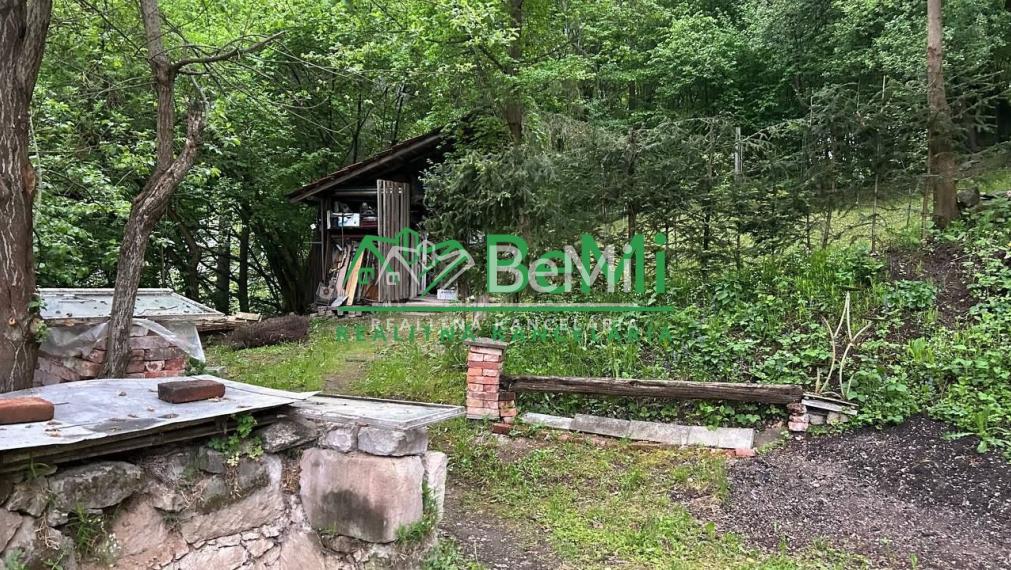 Čarovný pozemok s múrmi pôvodného domu, Sebedín