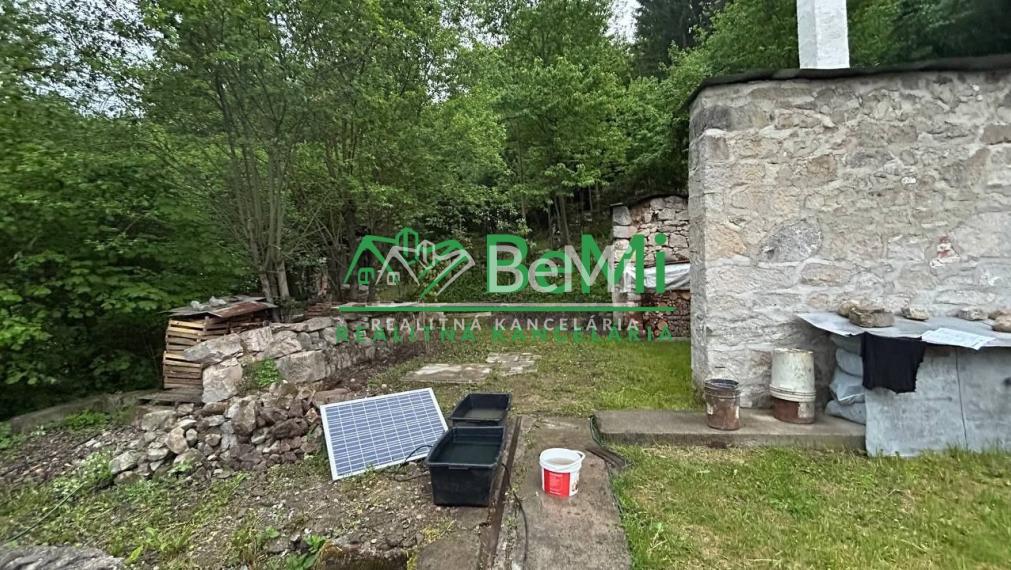 Čarovný pozemok s múrmi pôvodného domu, Sebedín