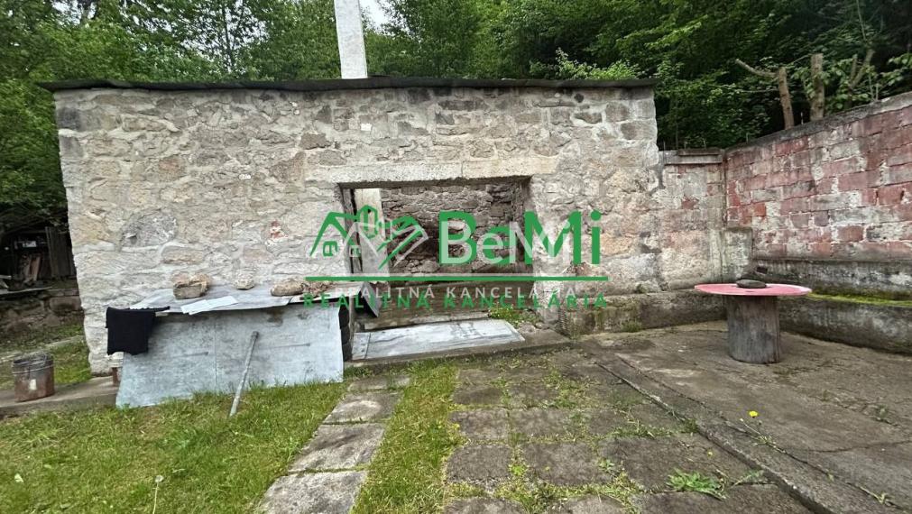 Čarovný pozemok s múrmi pôvodného domu, Sebedín