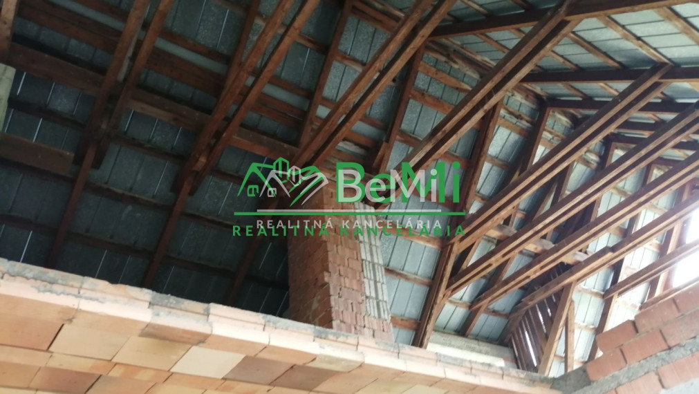 ZNÍŽENÁ CENA- ROZOSTAVANÝ RODINNÝ DOM, ŠÁVOĽ okr. Lučenec