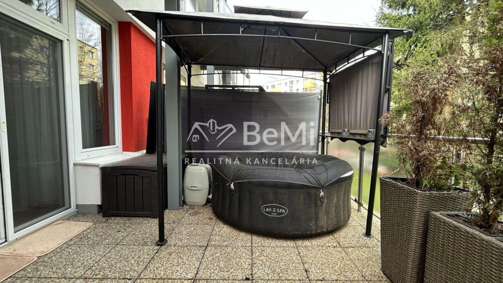 3 izbový byt, Banská Bystrica, terasa, vírivka, parkovaníe