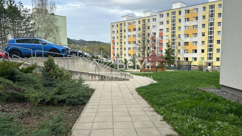 3 izbový byt, Banská Bystrica, terasa, vírivka, parkovaníe