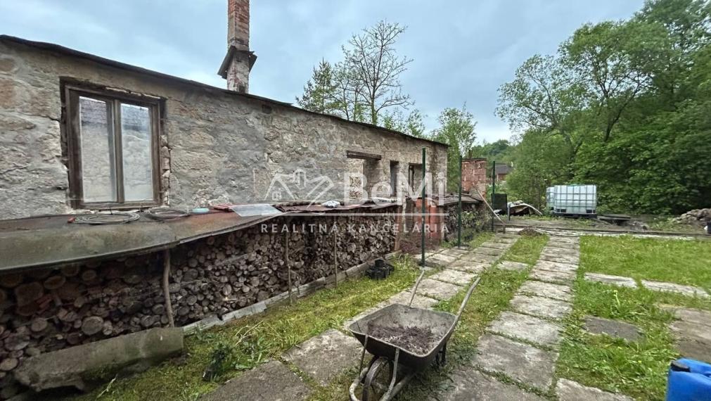 Čarovný pozemok s múrmi pôvodného domu, Sebedín