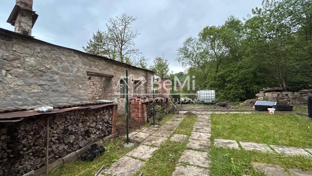 Čarovný pozemok s múrmi pôvodného domu, Sebedín