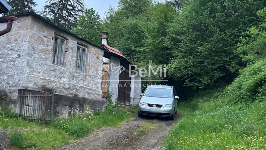 Čarovný pozemok s múrmi pôvodného domu, Sebedín