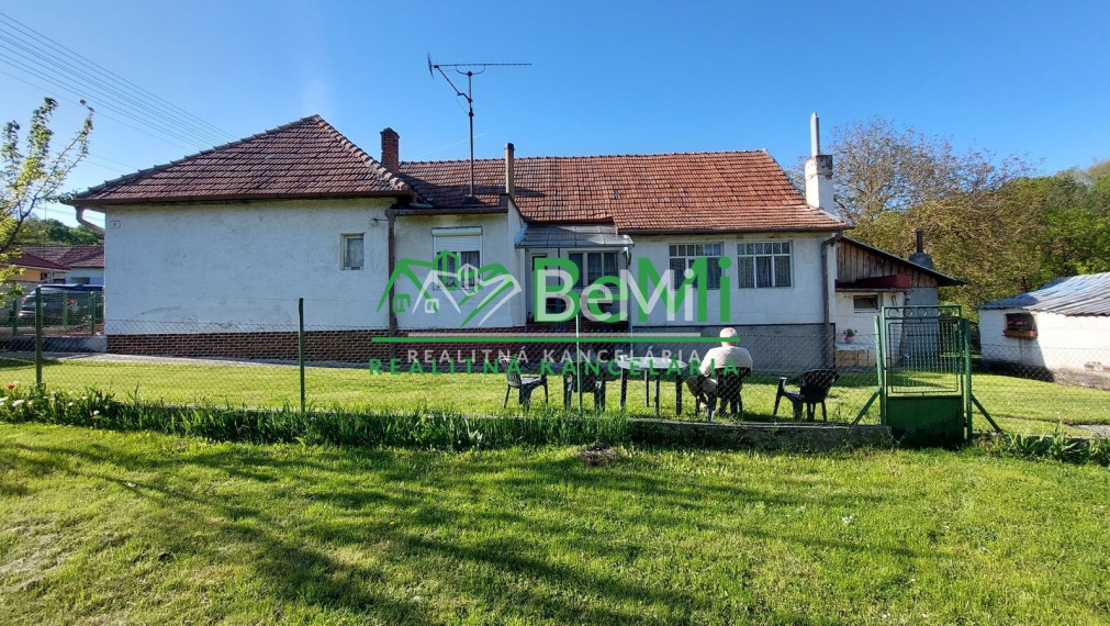 Na predaj rodinný dom s veľkým pozemkom v obci Tesáre