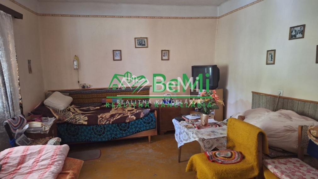 Dom so záhradou   vo výmere 2200 m2 Korlát-19900,-Eur