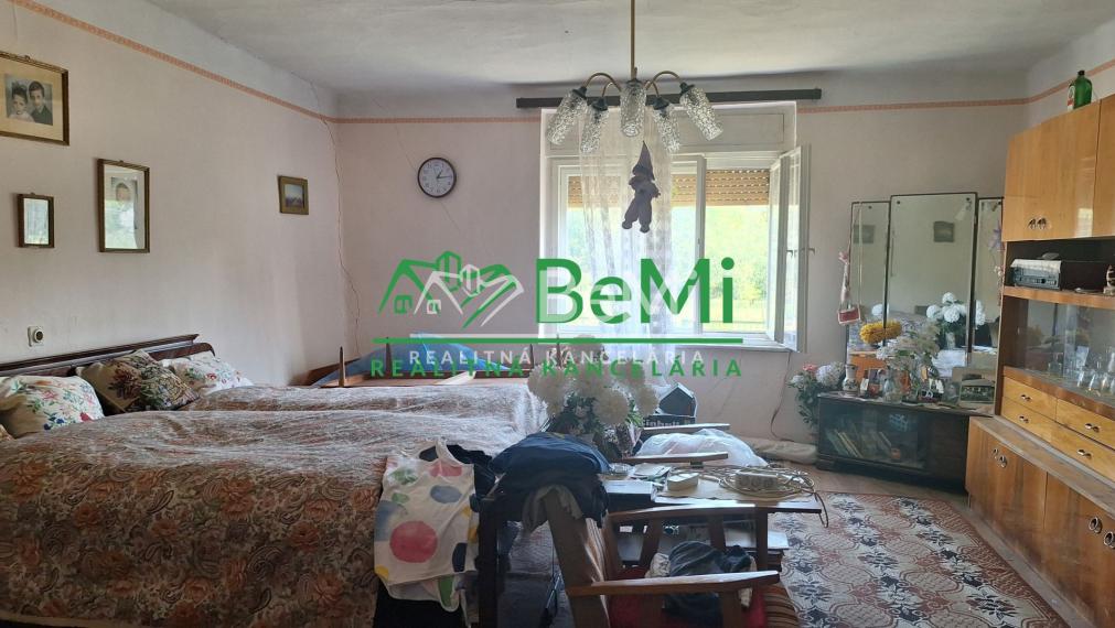 Dom so záhradou   vo výmere 2200 m2 Korlát-19900,-Eur