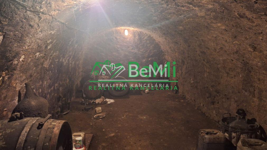 Dom so záhradou   vo výmere 2200 m2 Korlát-19900,-Eur