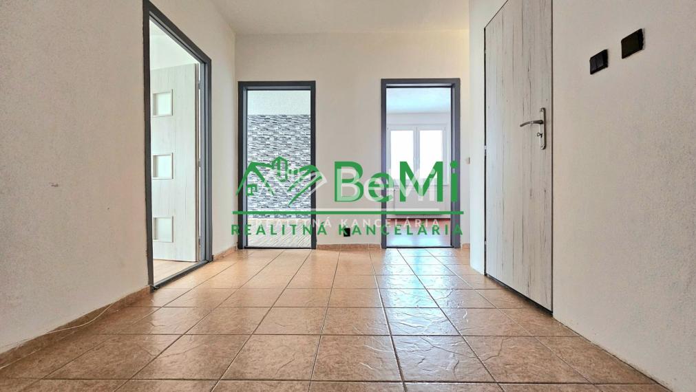 ZNÍŽENÁ CENA 4-IZBOVÝ BYT V LUČENCI- NA PREDAJ