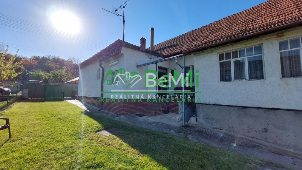 Na predaj rodinný dom s veľkým pozemkom v obci Tesáre