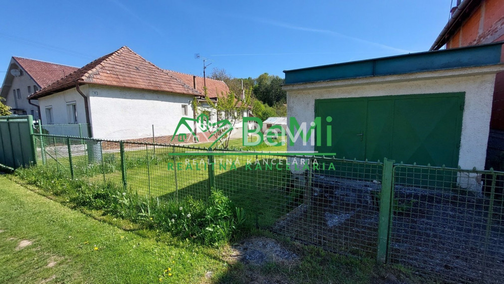 Na predaj rodinný dom s veľkým pozemkom v obci Tesáre