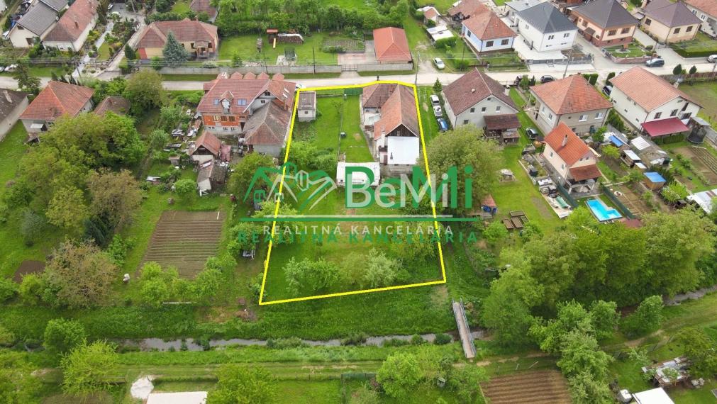 Na predaj rodinný dom s veľkým pozemkom v obci Tesáre