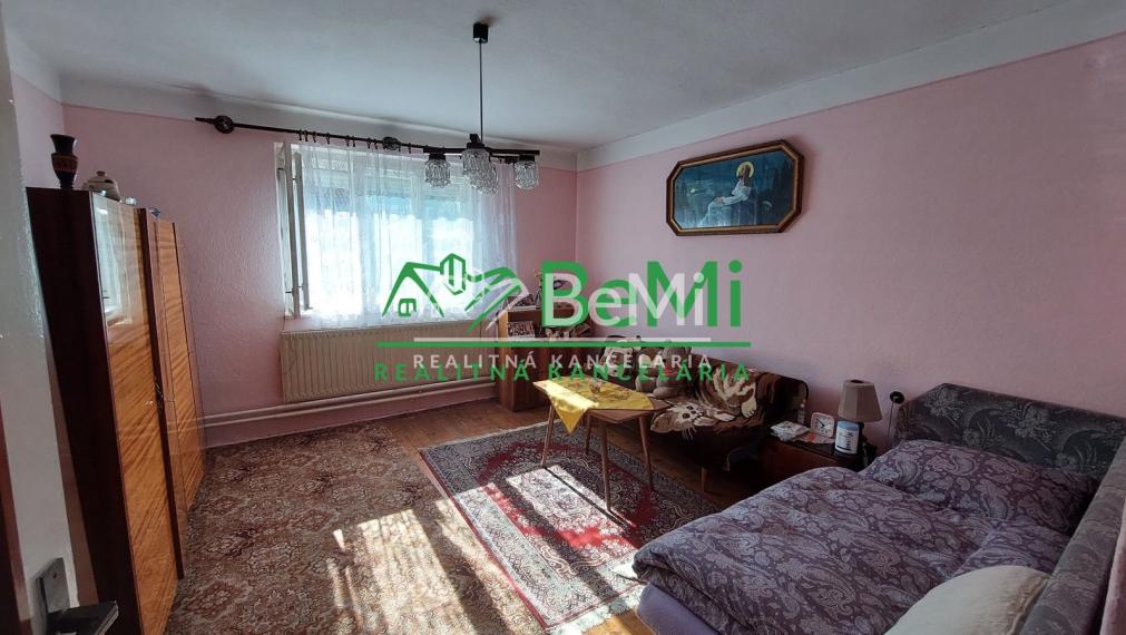 Na predaj rodinný dom s veľkým pozemkom v obci Tesáre