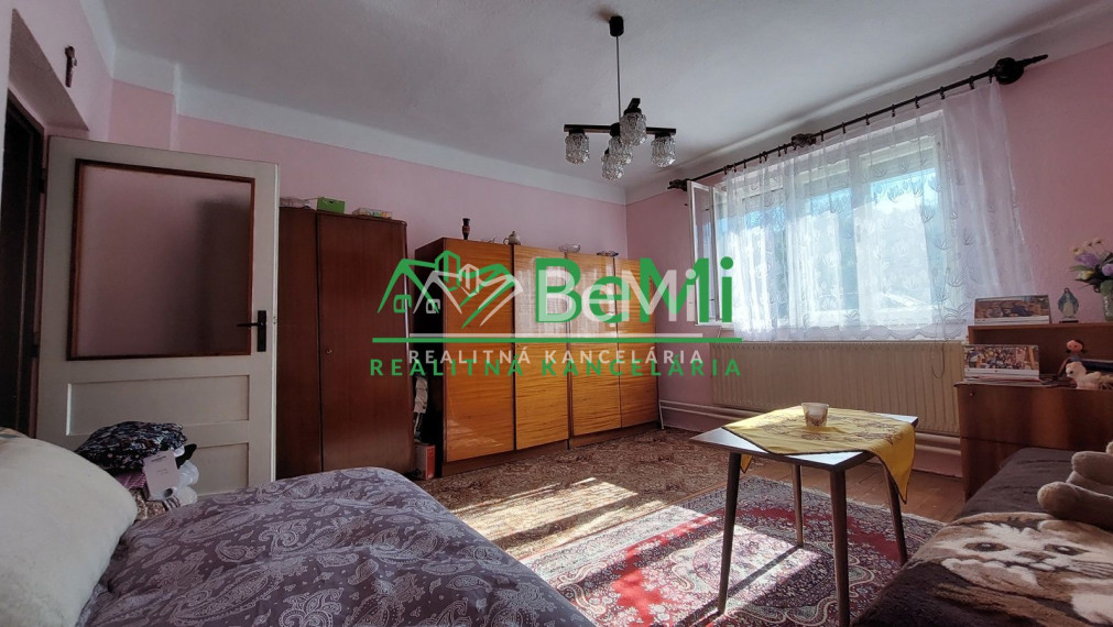 Na predaj rodinný dom s veľkým pozemkom v obci Tesáre