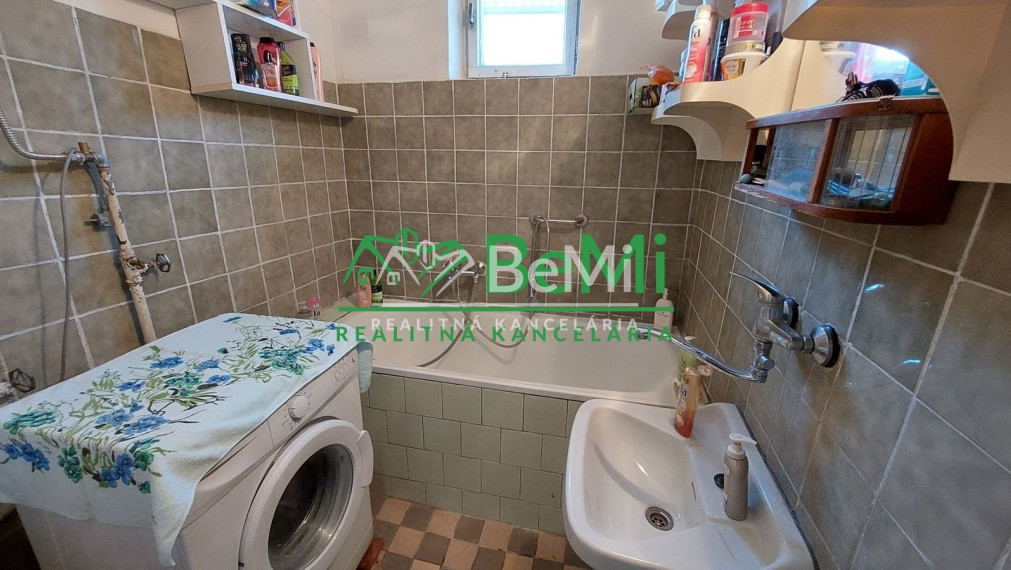 Na predaj rodinný dom s veľkým pozemkom v obci Tesáre