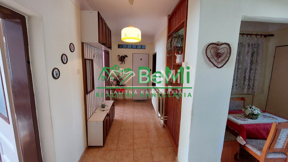 Na predaj rodinný dom s veľkým pozemkom v obci Tesáre