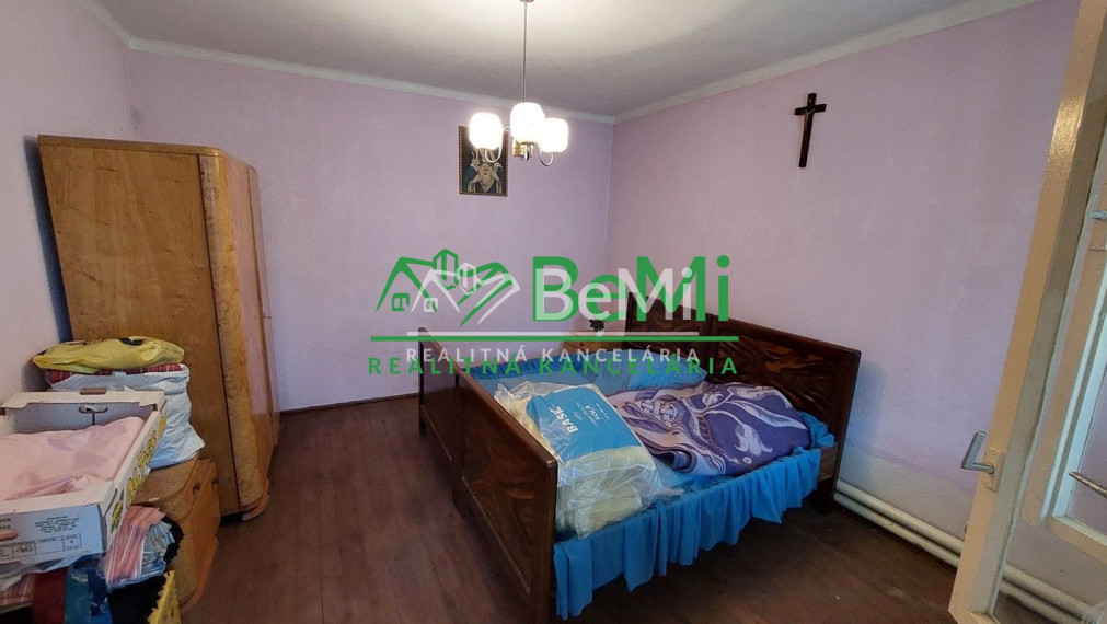 Na predaj rodinný dom s veľkým pozemkom v obci Tesáre