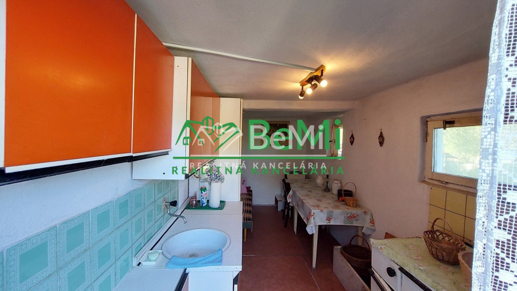 Na predaj rodinný dom s veľkým pozemkom v obci Tesáre