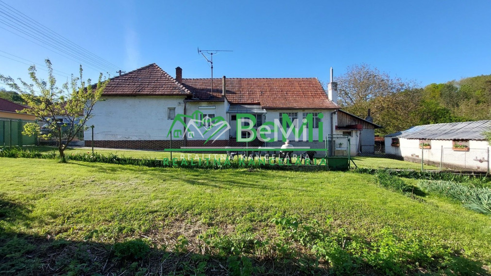 Na predaj rodinný dom s veľkým pozemkom v obci Tesáre