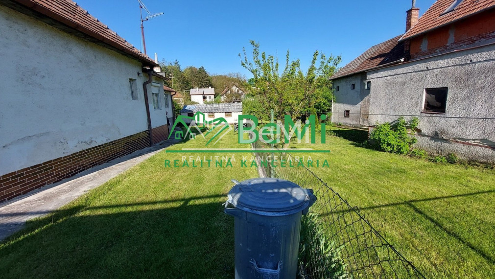 Na predaj rodinný dom s veľkým pozemkom v obci Tesáre