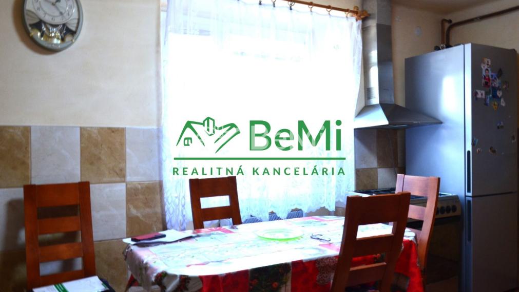 Zrekonštruované dve rodinné domy vedľa seba v obci Jelšava