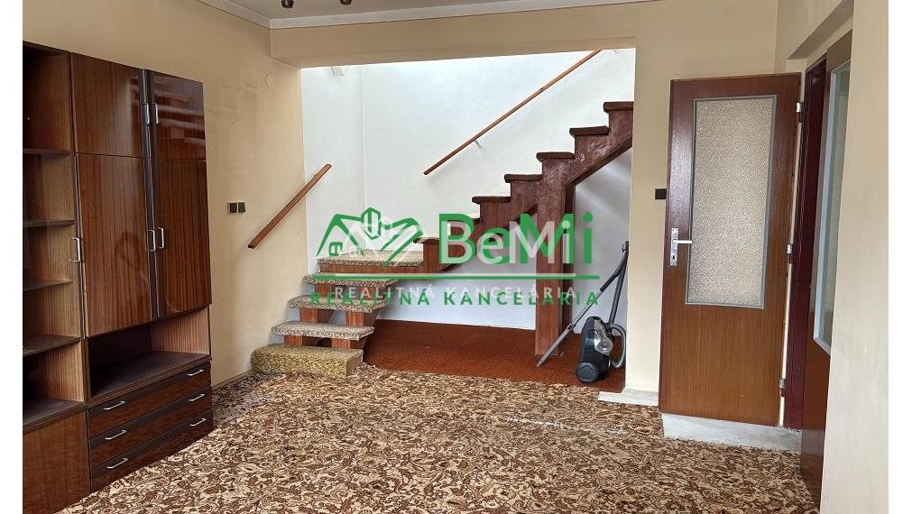 Predaj rodinného domu Urmince 109-12-ROCH