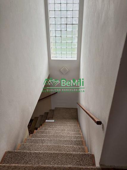 Predaj rodinného domu Urmince 109-12-ROCH