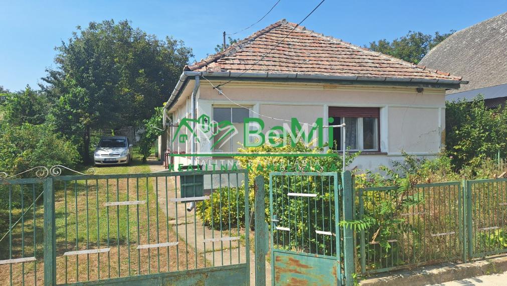 Dom so záhradou   vo výmere 2200 m2 Korlát-19900,-Eur