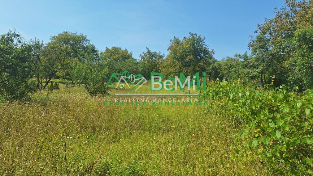 Dom so záhradou   vo výmere 2200 m2 Korlát-19900,-Eur