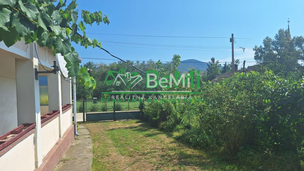 Dom so záhradou   vo výmere 2200 m2 Korlát-19900,-Eur