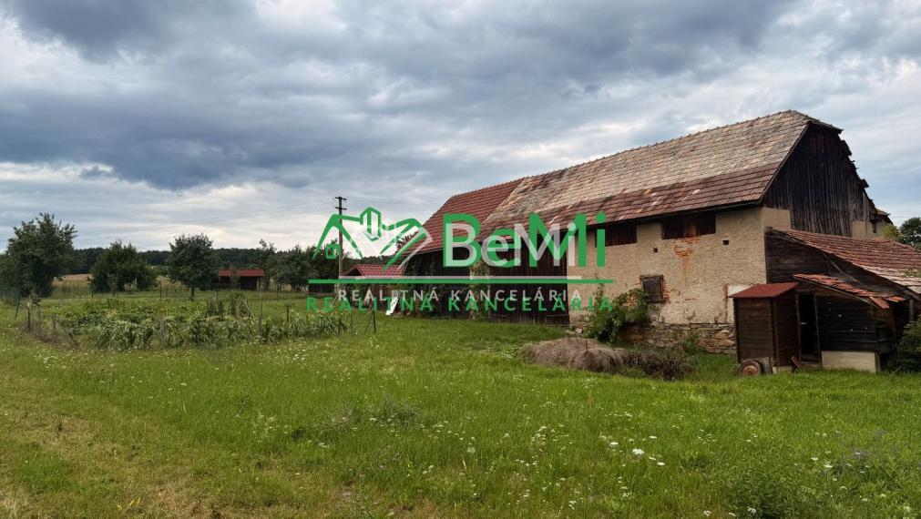 REZERVOVANÉ!!! Usadlosť s investičným pozemkom 018-12-MIKU