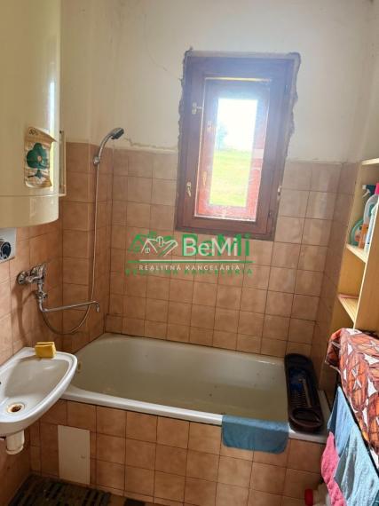 REZERVOVANÉ!!! Usadlosť s investičným pozemkom 018-12-MIKU