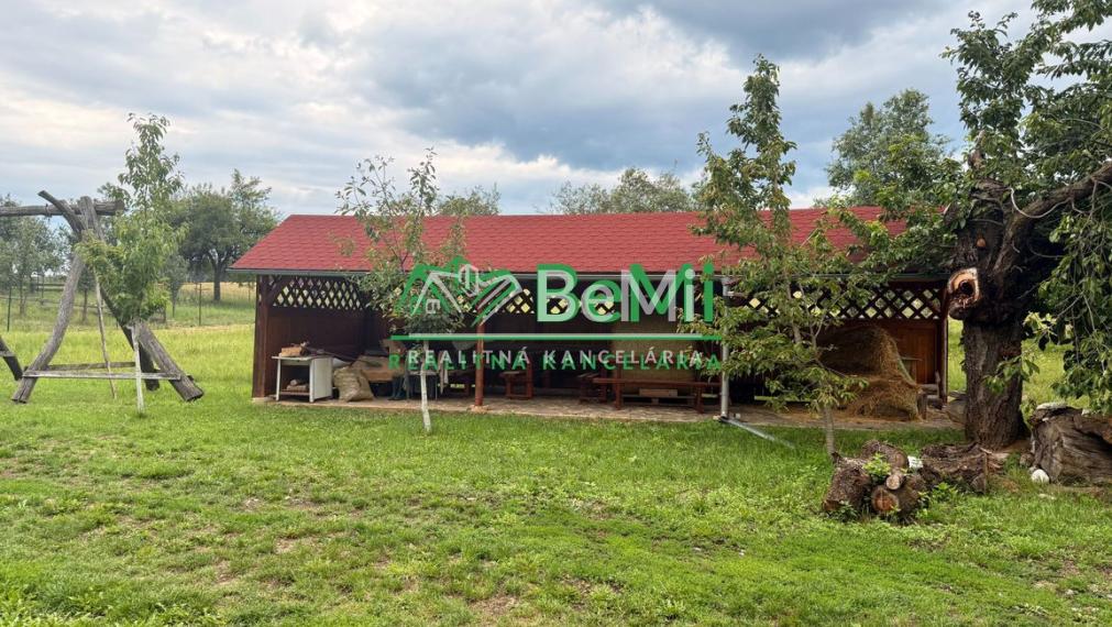 REZERVOVANÉ.Usadlosť s rekreačným pozemkom 018-014-MIKU