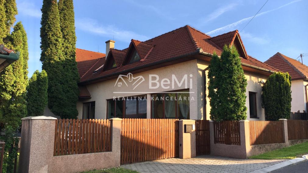 Výnimočný 7 izbový dom v Zbehoch – so saunou a bazénom