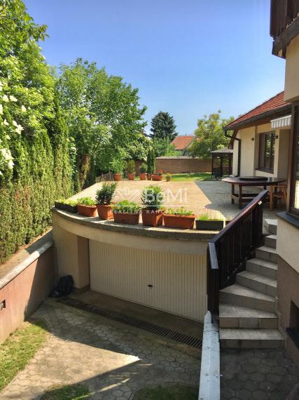 Výnimočný 7 izbový dom v Zbehoch – so saunou a bazénom