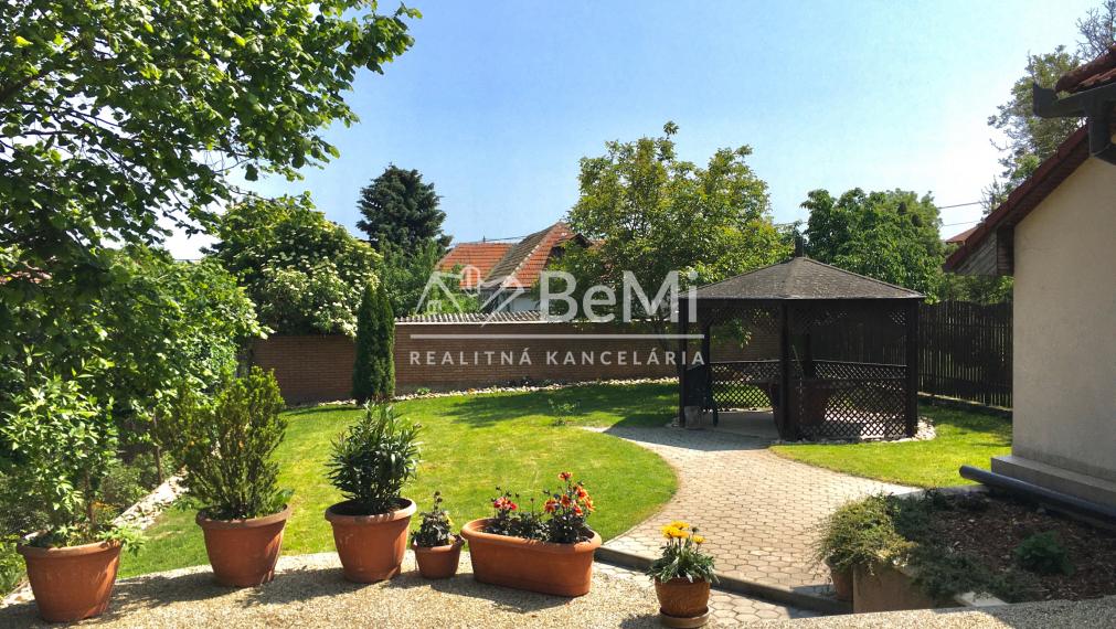 Výnimočný 7 izbový dom v Zbehoch – so saunou a bazénom