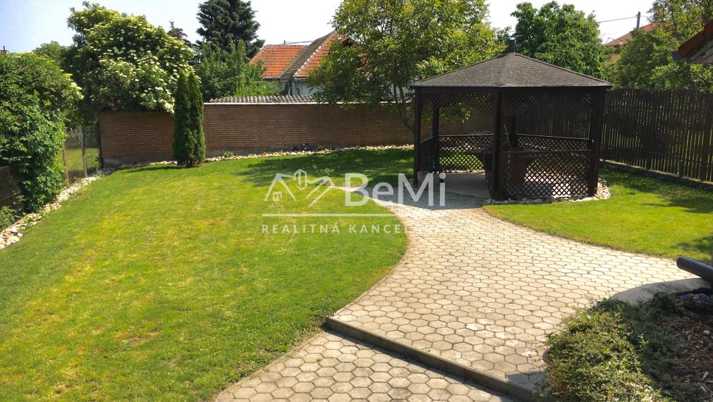 Výnimočný 7 izbový dom v Zbehoch – so saunou a bazénom