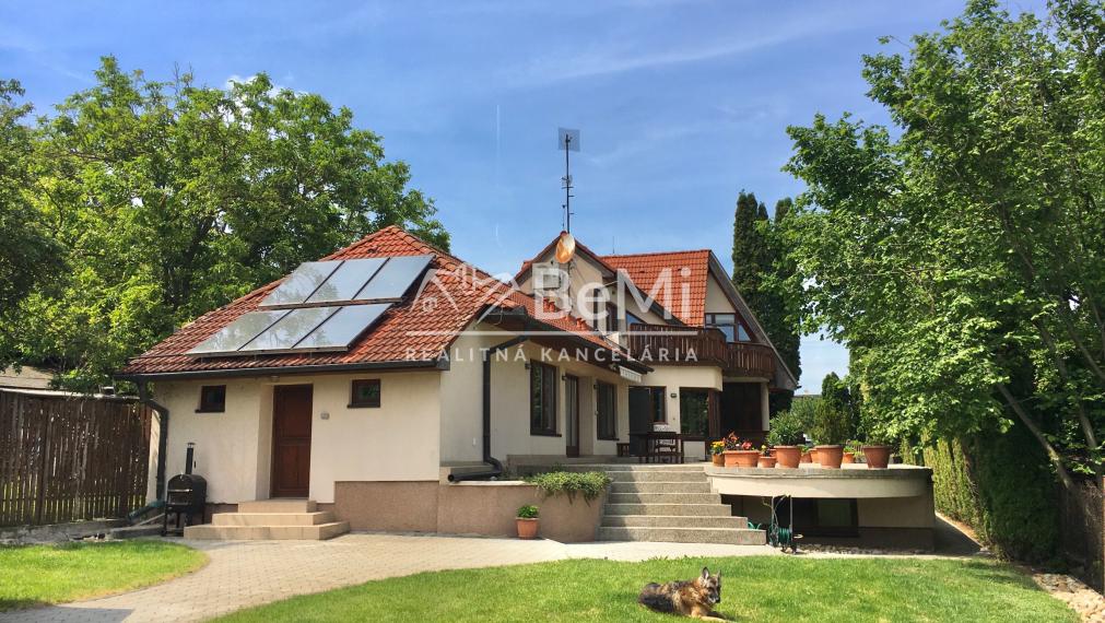 Výnimočný 7 izbový dom v Zbehoch – so saunou a bazénom