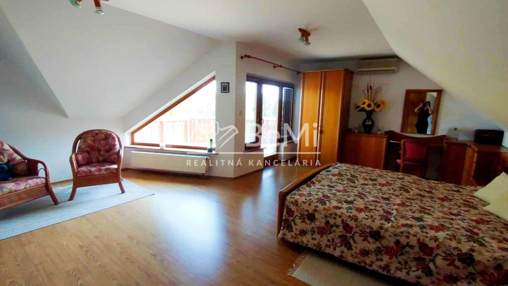 Výnimočný 7 izbový dom v Zbehoch – so saunou a bazénom