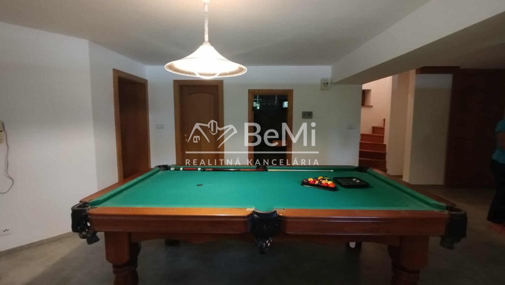 Výnimočný 7 izbový dom v Zbehoch – so saunou a bazénom